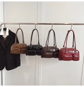 Dettaglio di quattro borse a spalla vintage in marrone, nero, caffè e rosso vino