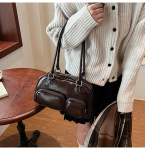 Dettaglio borsa a spalla Boston vintage marrone scuro con doppia cerniera e dettagli argento