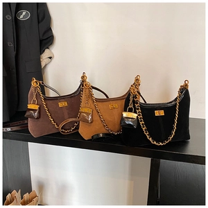 Drei Vintage-Satteltaschen in Braun und Schwarz mit Goldketten und mattem Wildleder-Finish