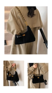 Details der schwarzen Wildleder-Hobo-Tasche mit goldener Kette und Mini-Anhänger-Etui