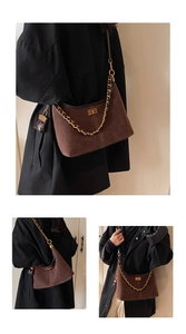 Detailansicht braune matte Umhängetasche mit Goldkette und passender kleiner Tasche