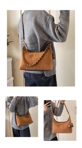 Detail der hobo-tasche aus karamellfarbenem wildleder mit goldener kette und verschluss