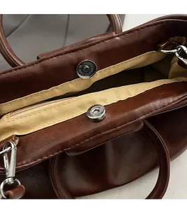 Vue détaillée du sac seau marron montrant la fermeture à double bouton magnétique