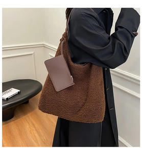 Dettaglio borsa shopper in pile marrone scuro con piccolo borsellino su modella