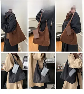 Dettagli della borsa hobo in lana di agnello indossata a spalla nei colori marrone e nero