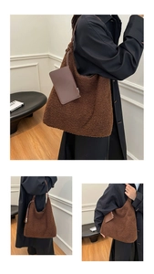 Dettaglio della grande borsa tote in peluche marrone con portamonete coordinato incluso