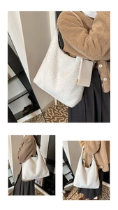 Dettaglio della morbida texture in peluche bianco e della mini pochette con zip abbinata