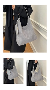 Vista dettagliata della borsa hobo grigia in peluche con tracolla e mini pochette