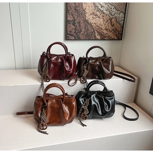 Collection de sacs seaux plissés en bordeaux, café, caramel et noir avec poignées rondes