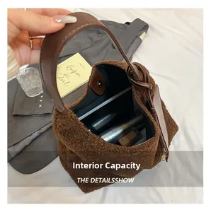 Vista dell'ampio interno della borsa tote in peluche marrone con tasca interna a zip