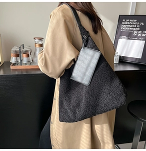 Détail du sac cabas noir en laine d'agneau avec anses en cuir et petite pochette