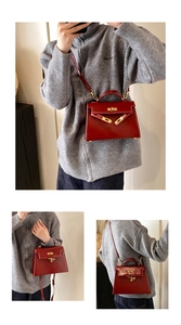 Vue détaillée du sac à main Kelly en cuir verni rétro avec serrure métallique classique.