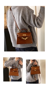 Sac à main femme en cuir vernis marron style Kelly bandoulière rétro élégant vue détaillée
