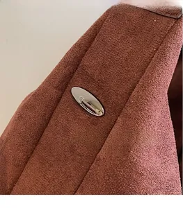Gros plan détaillé du sac cabas en daim givré marron foncé avec boucle en métal argenté