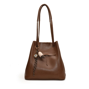 Borsa a secchiello minimalista marrone scuro con cerniera decorativa e ciondoli carini