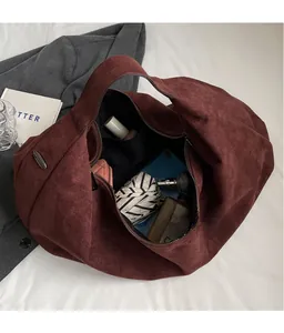 Intérieur spacieux du sac hobo bordeaux montrant une grande capacité de rangement