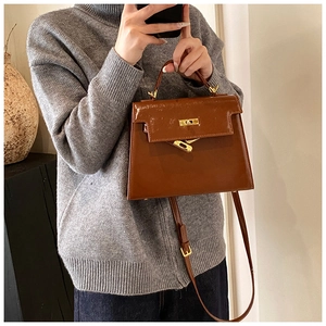 Sac à main Kelly élégant en cuir vernis marron pour femme, sac bandoulière tendance d'hiver.