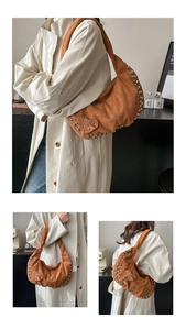Détail du sac hobo en daim marron avec rivets argentés et motif cœur décoratif