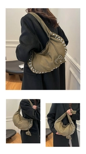 Gros plan du sac hobo en daim vert olive avec rivets argentés et pendentif cœur