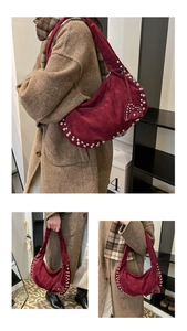 Détail du sac hobo en daim bordeaux avec rivets argentés et pendentif nœud élégant