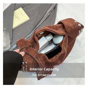 Rangement intérieur du sac croissant en daim marron avec téléphone, cosmétiques et fermoir