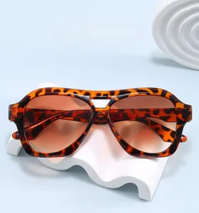 Details einer Schildpatt-Sonnenbrille mit Verlaufsgläsern und UV-Schutz-Funktion