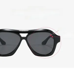 Nahaufnahme der schwarzen Flieger-Sonnenbrille im Y2K-Sportstil mit Vollrahmen-Design