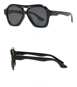 Detailansicht der Y2K Sportsonnenbrille mit Doppelstegrahmen und grauen Gläsern