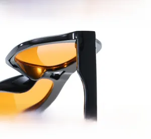 Details zu stabilen Scharnieren und strukturierten Bügeln der Y2K-Sonnenbrille