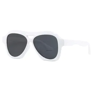 Moderne weiße Sportsonnenbrille mit dickem Rahmen und dunklen Gläsern für Damen und Herren