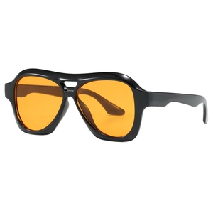 Modische Y2K-Sport-Sonnenbrille mit dickem schwarzem Rahmen und großen orangefarbenen Gläsern