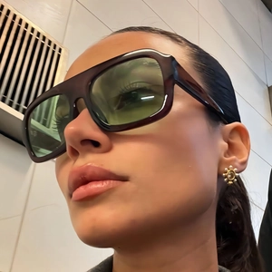Lunettes de soleil carrées oversize tendance avec monture marron et verres vert clair