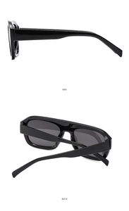 Vues latérale et arrière de lunettes de soleil carrées noires avec monture brillante