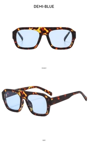Vue de face et de profil de lunettes de soleil carrées en écaille avec verres bleu clair