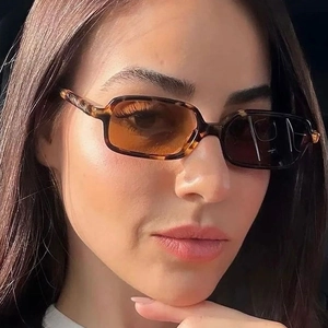 Retro square tortoiseshell sunglasses with brown transparent lenses for a stylish look