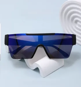 Détail des lunettes de soleil carrées CY5601 avec verres miroir bleus sur support blanc