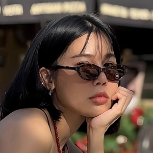 Vintage oval tortoise shell sunglasses with brown gradient lenses for women and men