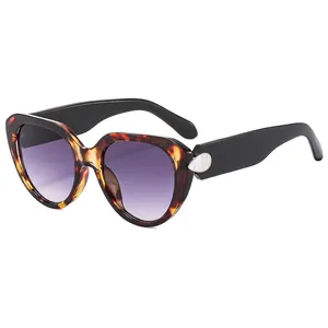 Chic cat-eye sunglasses with tortoise frame, purple gradient lenses and pearl accents