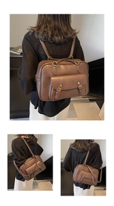 Detalle de mochila de cuero marrón con correas versátiles y bolsillo con hebilla vintage