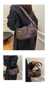 Detail der dunkelbraunen Vintage-Achseltasche mit Glanzoptik und großer Metallschnalle