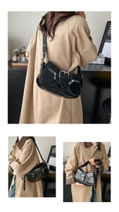 Detailansicht der schwarzen Vintage-Y2K-Schultertasche mit Reißverschlusstaschen und Schnalle