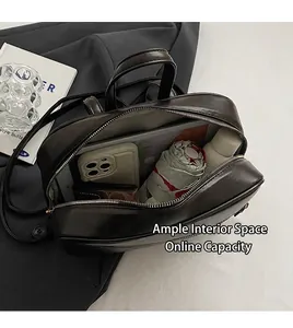 Großzügiger Innenraum des dunkelbraunen Rucksacks mit Platz für Regenschirm und Handy