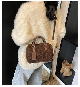 Borsa Boston marrone in ecopelliccia con manici in pelle indossata in un contesto casual