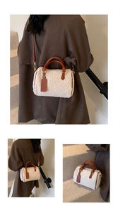Dettaglio della borsa Boston in ecopelliccia bianca con manici in pelle marrone