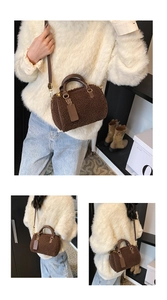 Dettaglio borsa boston in peluche marrone con manici e tracolla in finta pelle