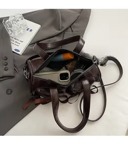 Vue détaillée de l'intérieur spacieux d'un sac cylindrique marron café avec ruban