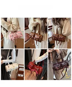 Collage de sacs cylindriques chic à poches multiples portés par un mannequin en automne