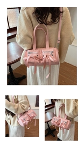 Sac cylindrique rose en cuir verni brillant avec détails de nœuds décoratifs