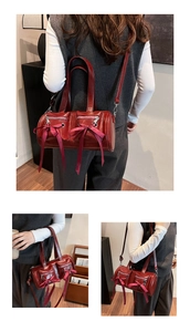 Détail du sac cylindrique rouge style balletcore avec nœuds en soie et fermetures éclair