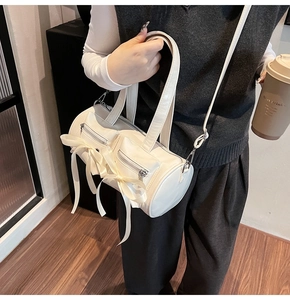 Sac cylindrique blanc chic avec nœuds en satin et poches avant zippées